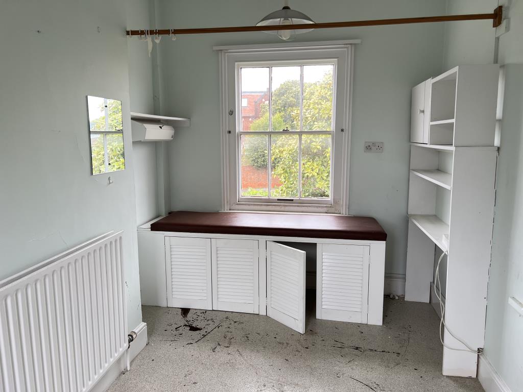Lot: 40 - LANDMARK FREEHOLD BUILDING WITH PLANNING FOR REDEVELOPMENT - Former consultation room with bed sink and cupboards